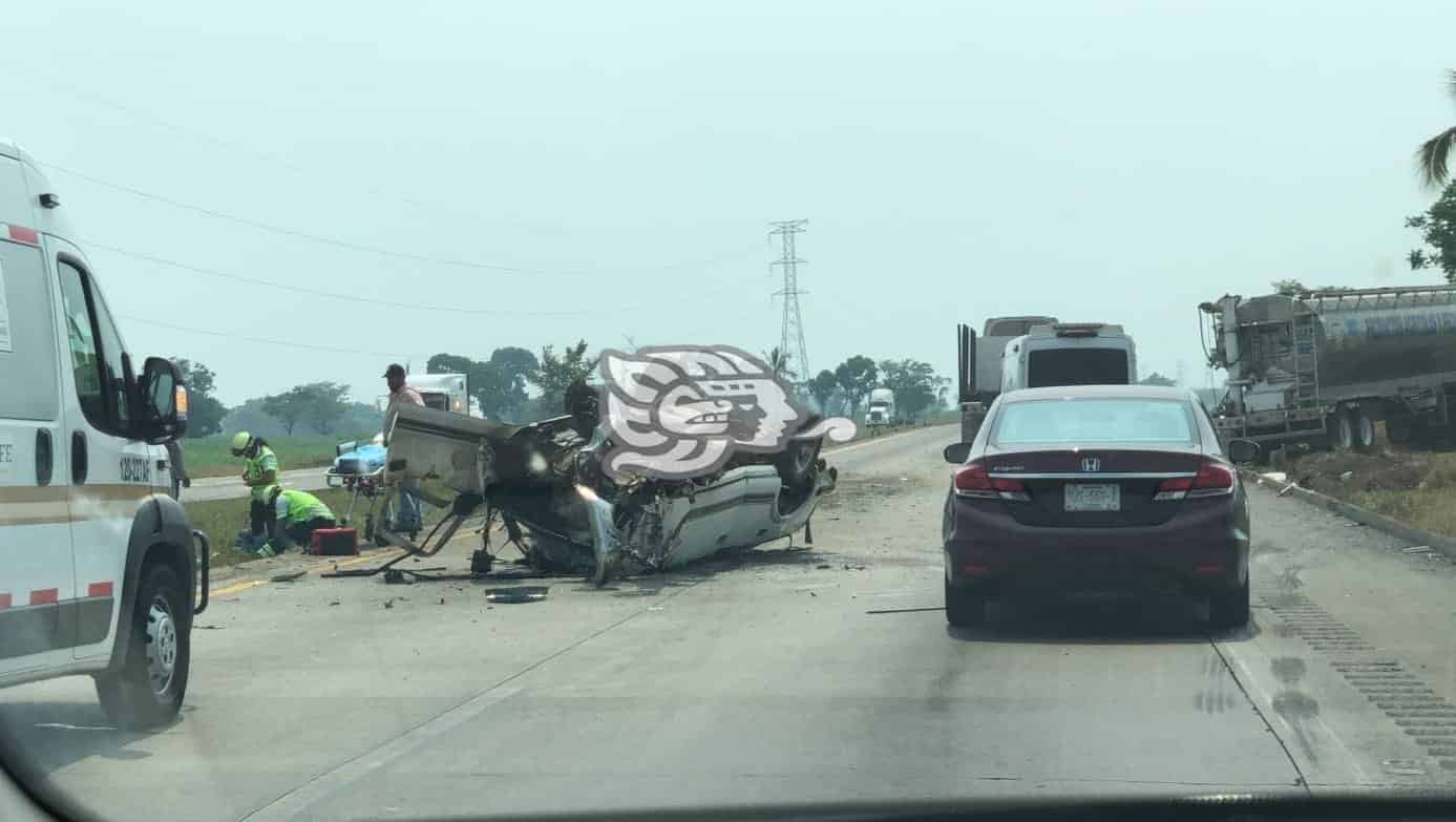 Camioneta se impacta contra tráiler en la Veracruz-Córdoba