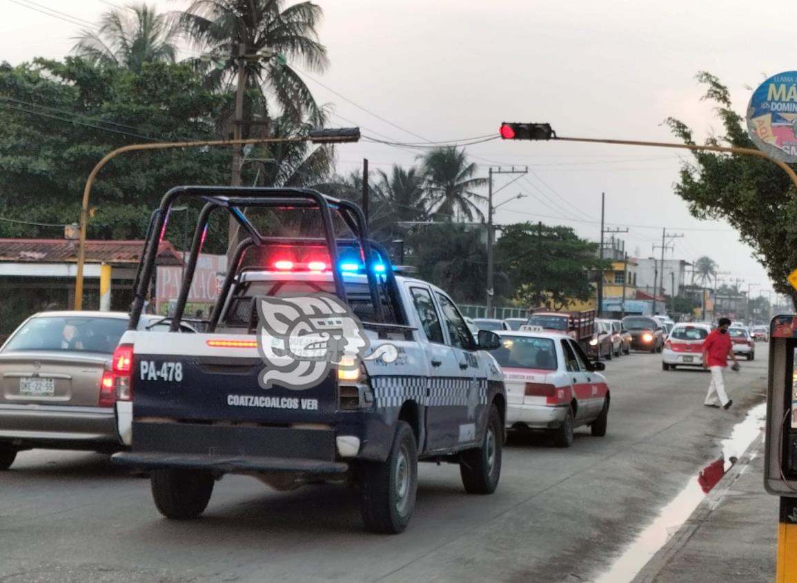 La asaltan mientras esperaba su camión frente a la central en Coatzacoalcos