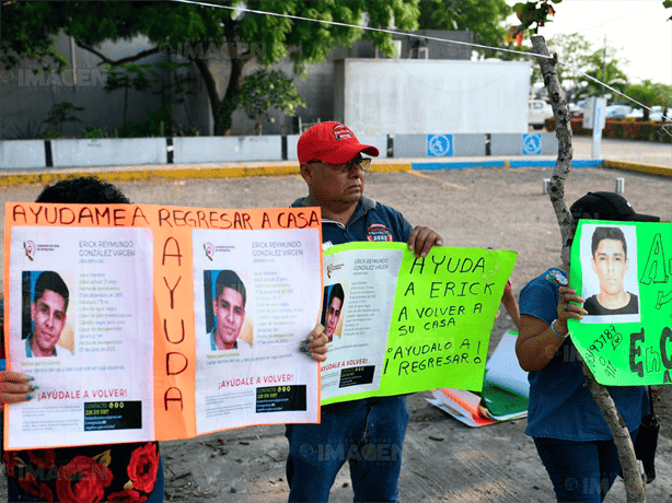 Colocan lonas de búsqueda de Erick Raymundo en Fiscalía de Veracruz; piden revisar cámaras