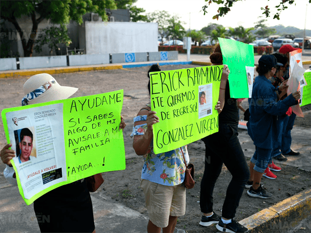 Colocan lonas de búsqueda de Erick Raymundo en Fiscalía de Veracruz; piden revisar cámaras