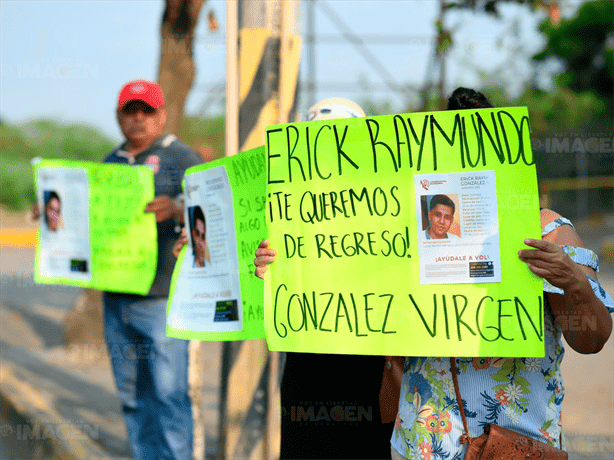 Colocan lonas de búsqueda de Erick Raymundo en Fiscalía de Veracruz; piden revisar cámaras