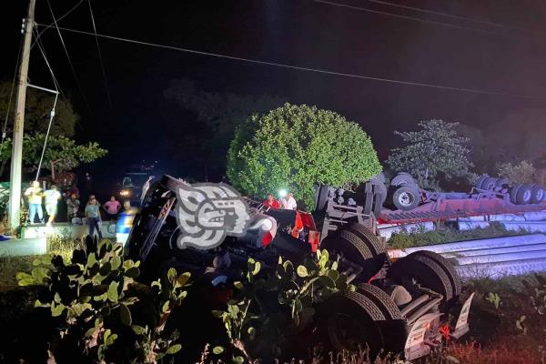 Se accidenta tractocamión en Nautla; conductor queda prensado