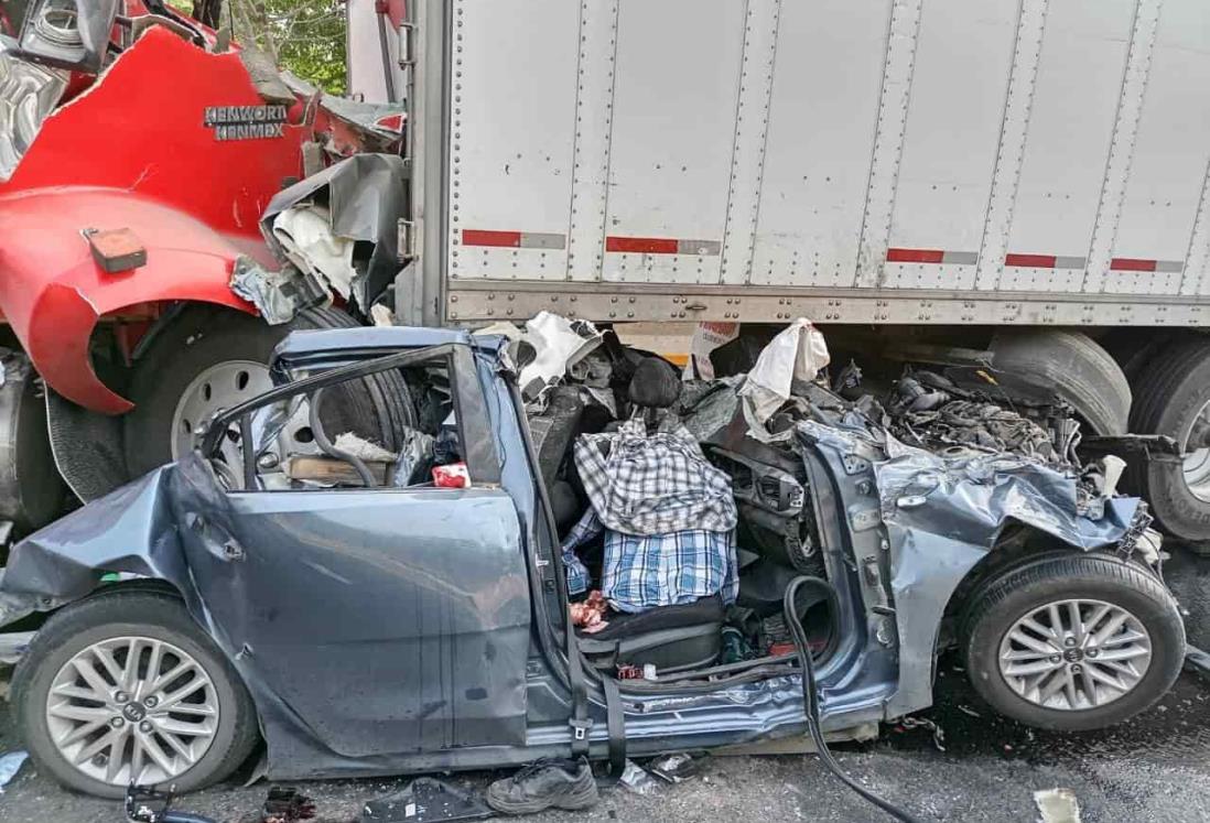 Cierran autopista Tinaja-Cosamaloapan por mortal carambola (+video)