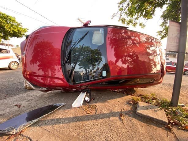 Taxista choca contra auto y lo vuelca por ir a exceso de velocidad