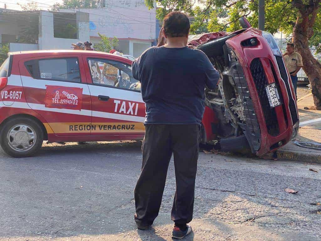 Taxista choca contra auto y lo vuelca, en la Formando Hogar, en Veracruz