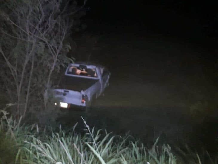 Camioneta se sale de la carretera tras ser golpeado por un tráiler