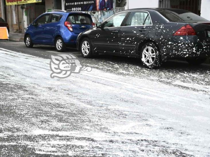 ¿Y quién responde? Empleados de la SEV ‘bañan’ con pintura a autos en Xalapa