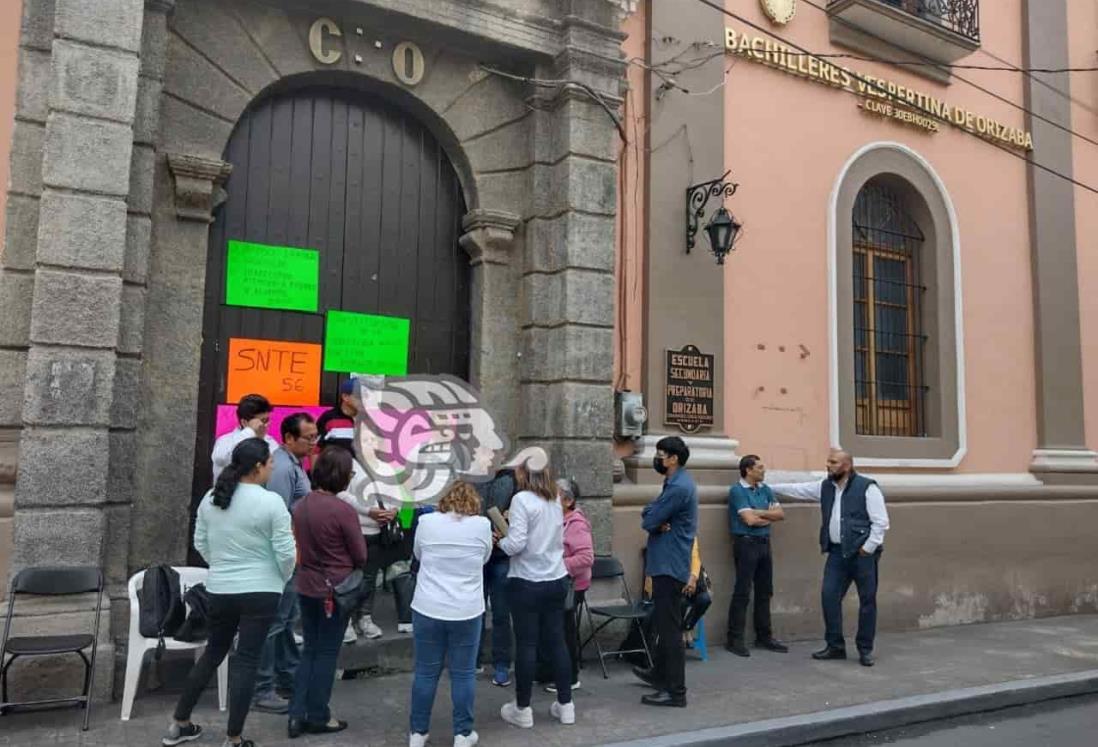 Maestros de primaria tomaron instalaciones de Bachilleras en Orizaba, confirma SEV