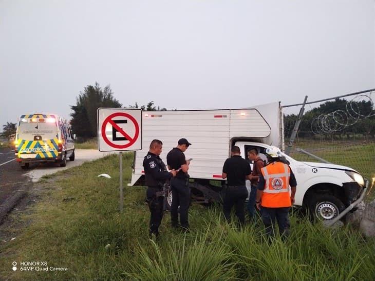 Camioneta termina incrustada en la malla del aeropuerto El Lencero