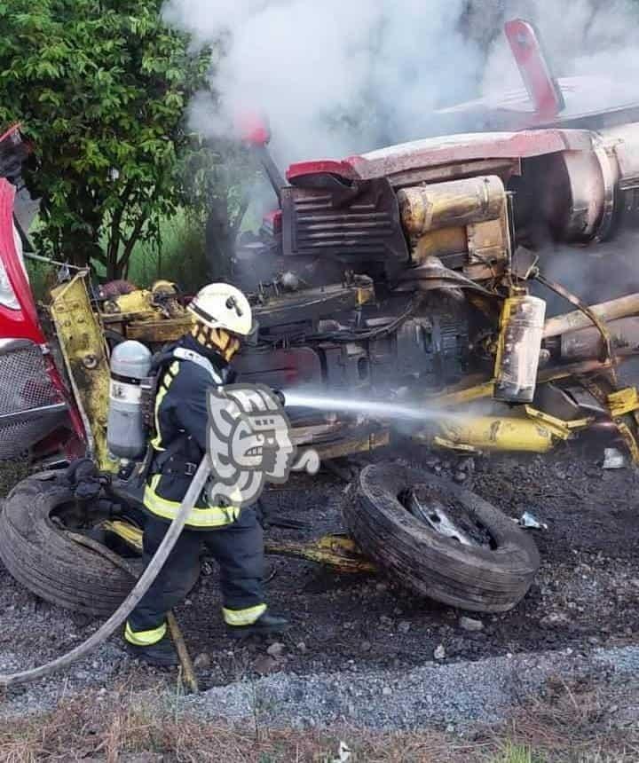 Vuelca tráiler en autopista Puebla-Córdoba; rapiñeros no se hicieron esperar