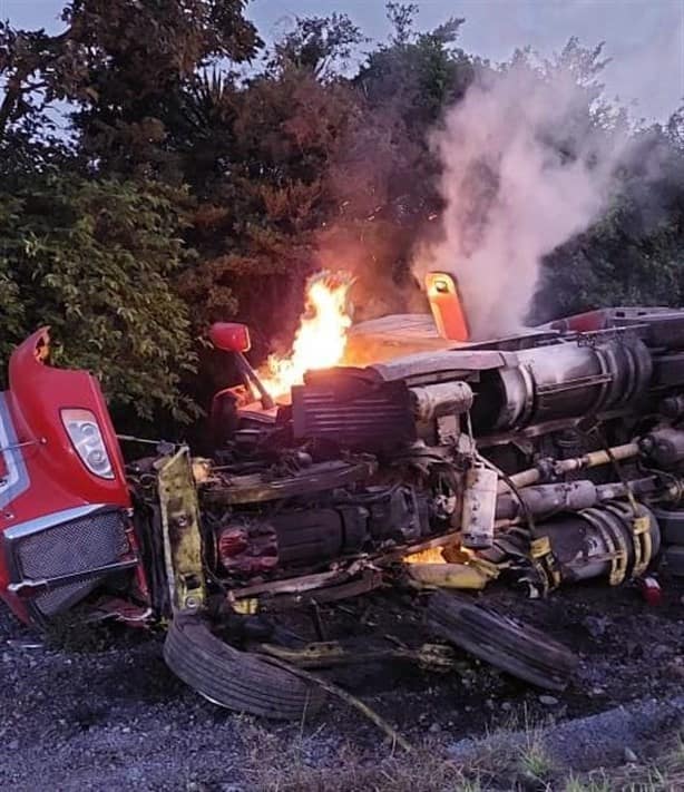 Vuelca tráiler en autopista Puebla-Córdoba; rapiñeros no se hicieron esperar