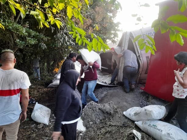 Vuelca tráiler en autopista Puebla-Córdoba; rapiñeros no se hicieron esperar