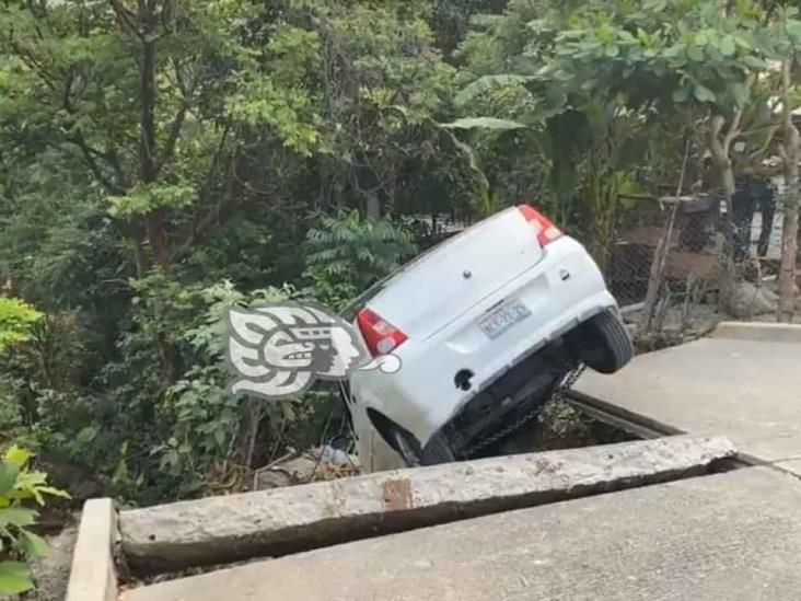 Abandonan automóvil en colonia de Misantla