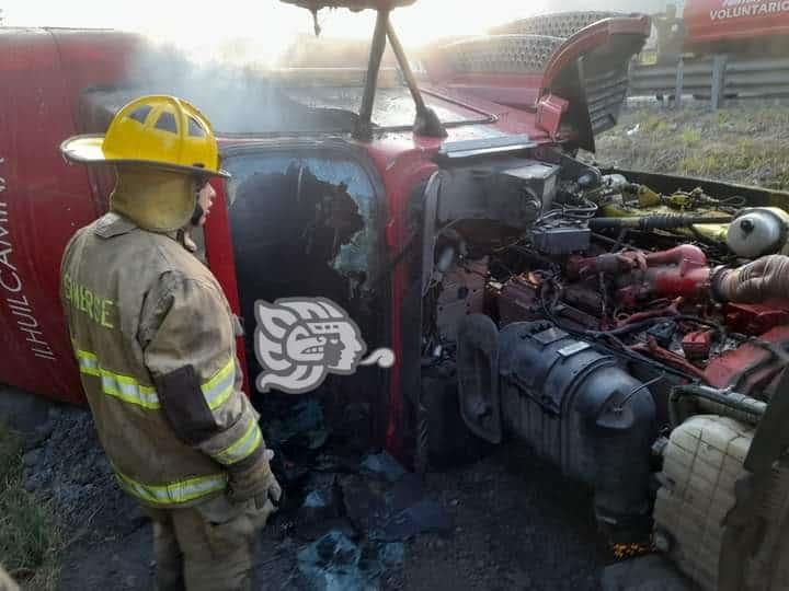 Vuelca tráiler en autopista Puebla-Córdoba; rapiñeros no se hicieron esperar