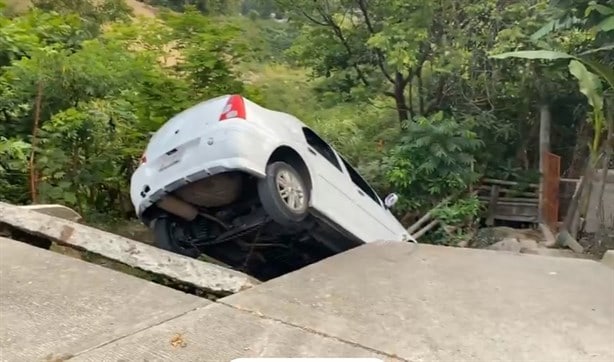 Abandonan automóvil en colonia de Misantla