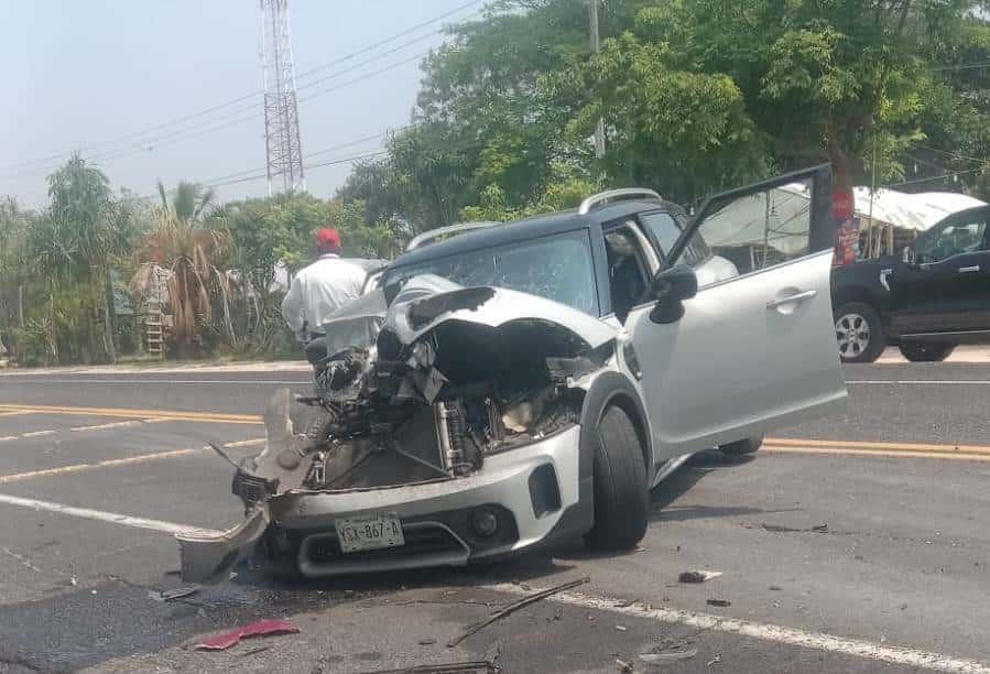 Despedaza su auto al intentar rebasar autobús en Plan del Río