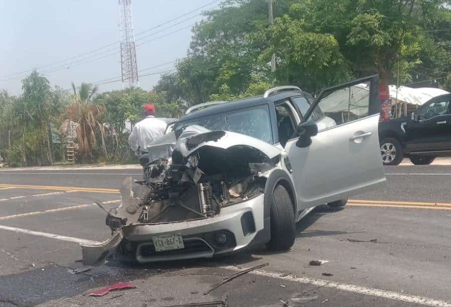 Destroza su auto de lujo al chocar contra autobús en Plan del Río