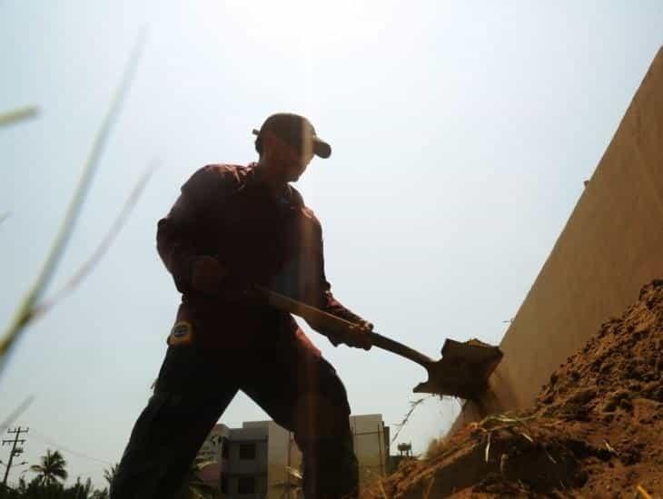 Trabajadores se exponen a extremas temperaturas para llevar el sustento a su familia