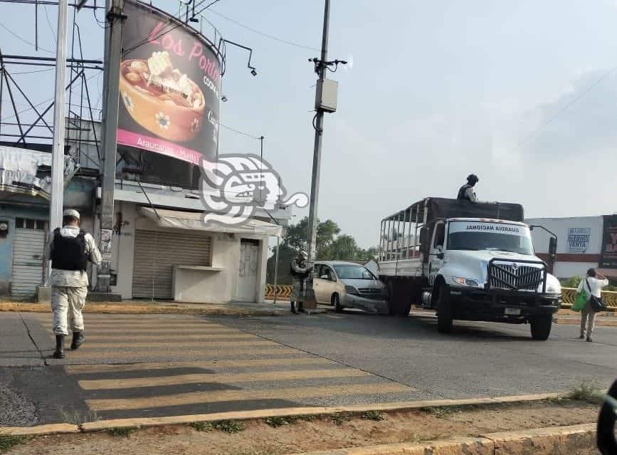 Choca camión de la Guardia Nacional en lateral de Circuito Presidentes en Xalapa