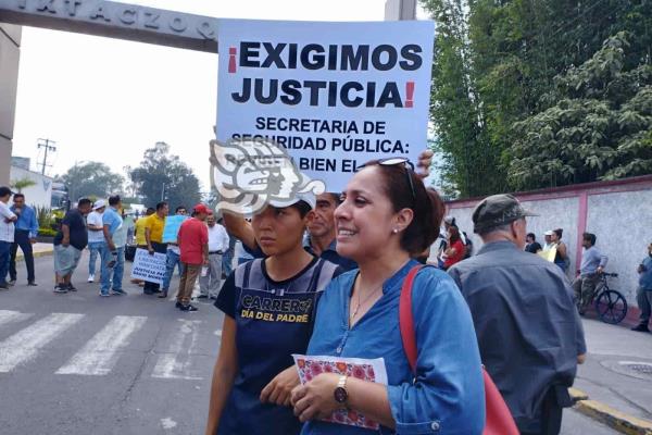 Bloquean entrada a Ixtaczoquitlán; exigen liberar a obrero detenido (+Video)