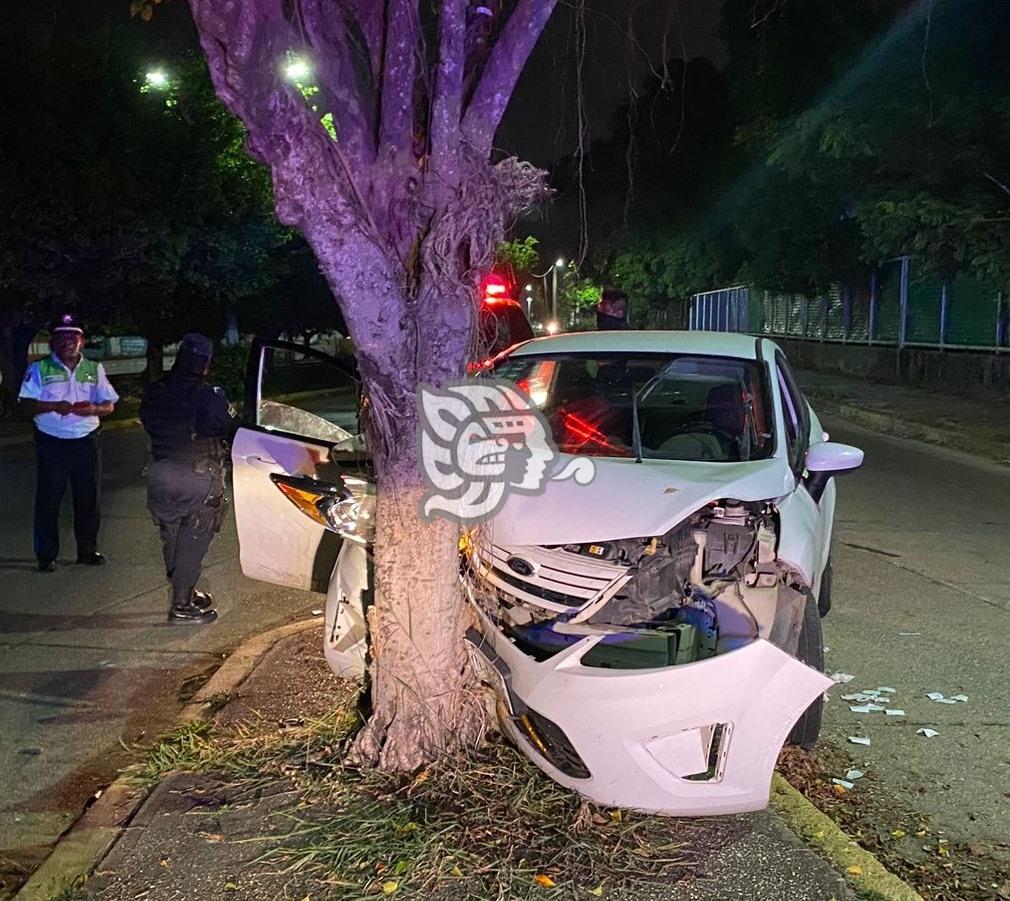 Se estampó contra un árbol luego de perder el control