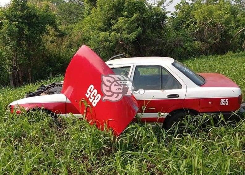 Taxista pierde el control y termina fuera de la carretera en la Cosolea -  Nuevo Teapa