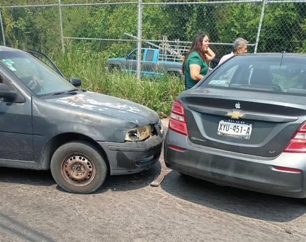 Automóvil invade carril y choca a otra unidad de frente en Matacocuite