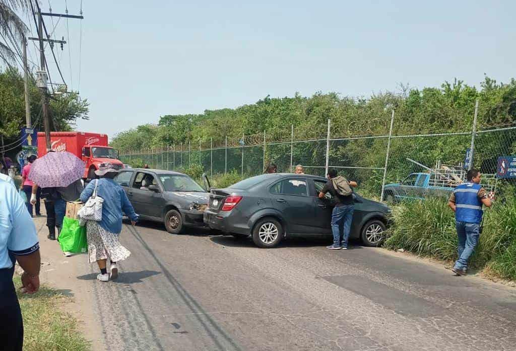 Automóvil invade carril y choca a otra unidad de frente en Matacocuite