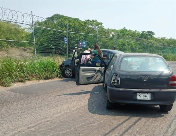 Automóvil invade carril y choca a otra unidad de frente en Matacocuite