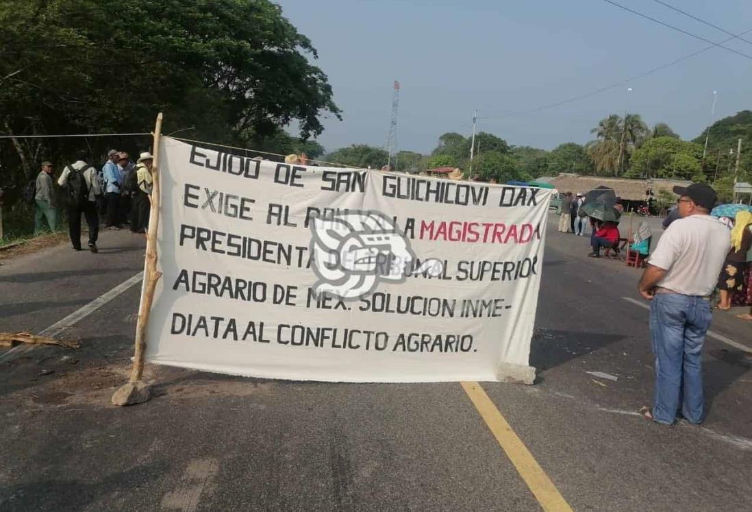 Pobladores bloquean la carretera Transistmica, piden se solucione el conflicto agrario