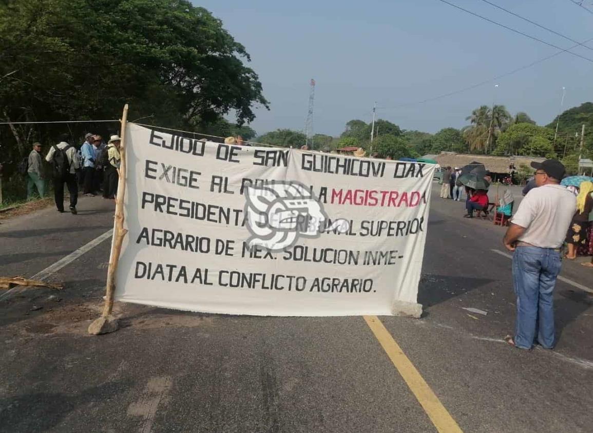 Bloquean la carretera Transistmica, pobladores exigen se solucione el conflicto agrario