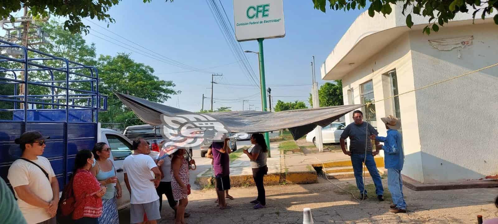 Pobladores de Jáltipan exigen a CFE restablecer servicio