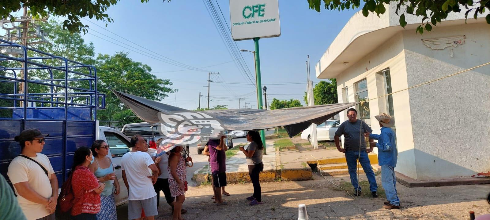 Con plantón exigen restablecer servicio eléctrico en Jáltipan