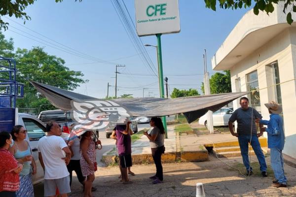 En Jáltipan, exigen a CFE restablecer servicio