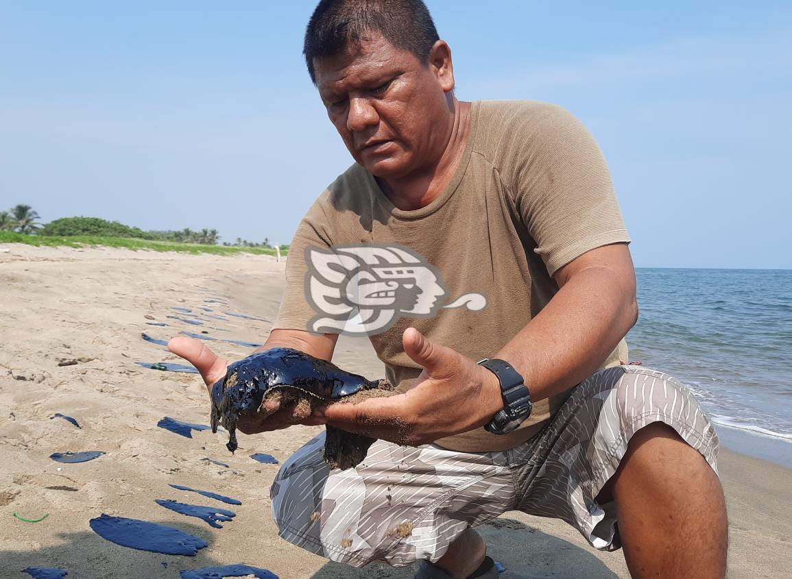 Aparece hidrocarburo ‘cristalizado’ en playa de la congregación de Tonalá