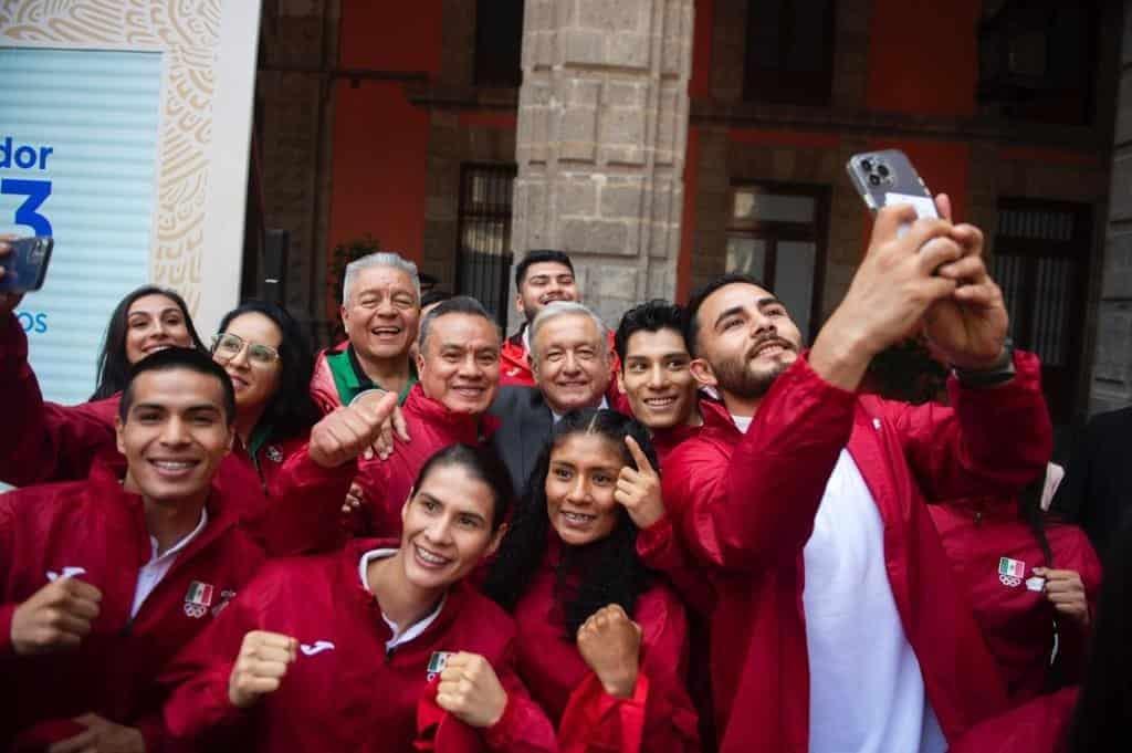 AMLO abandera a delegación mexicana que participará en Juegos Centroamericanos y del Caribe