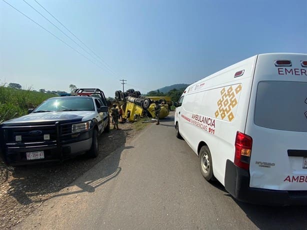 Rapiña de azúcar tras volcadura de tráiler en Omealca