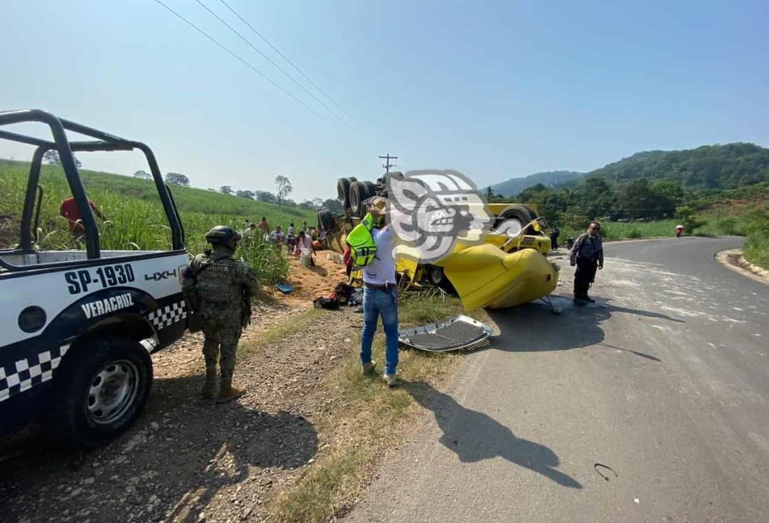 Rapiña de azúcar tras volcadura de tráiler en Omealca