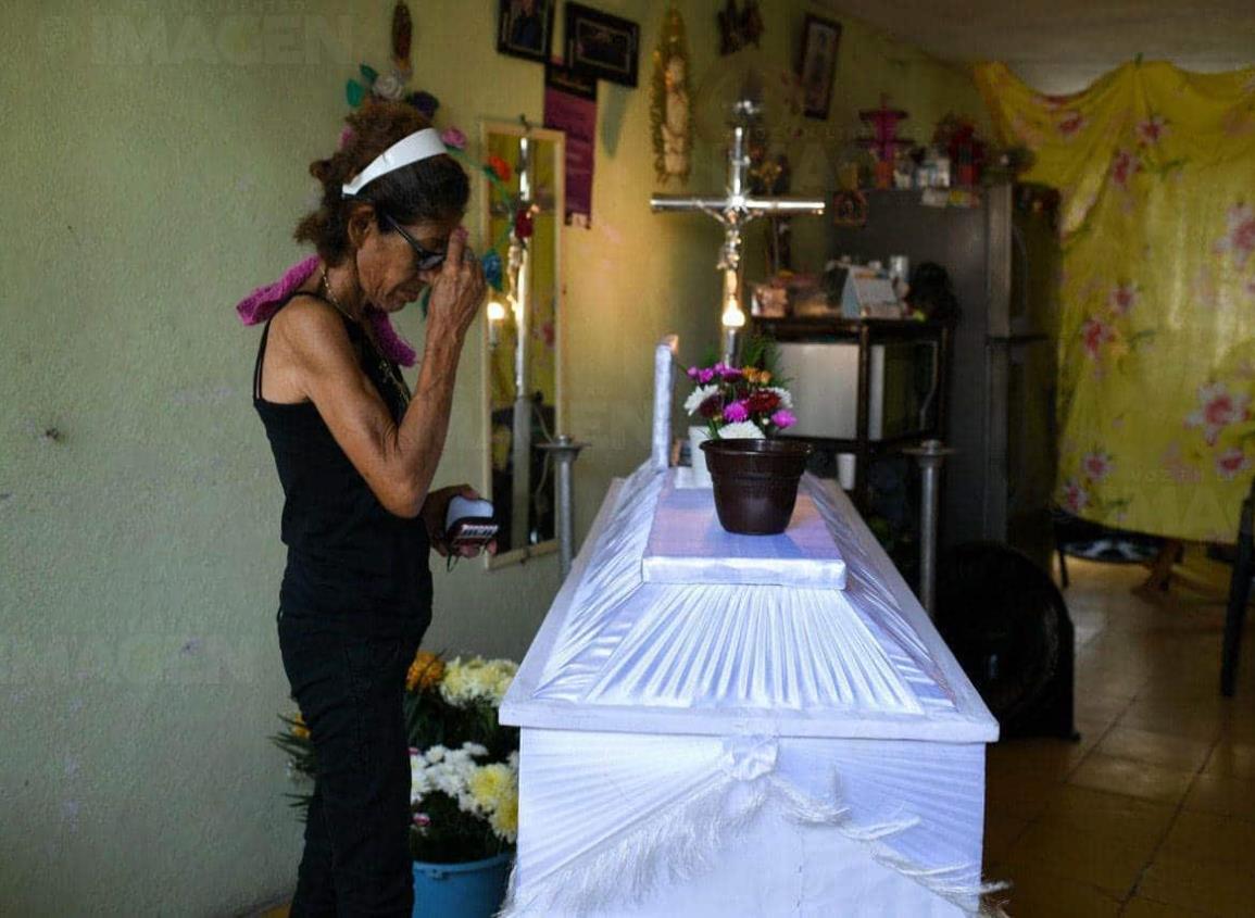 Con angustia e impotencia, vio morir de calor a su hija en Veracruz; deshecha, pide a padres atender a sus hijos