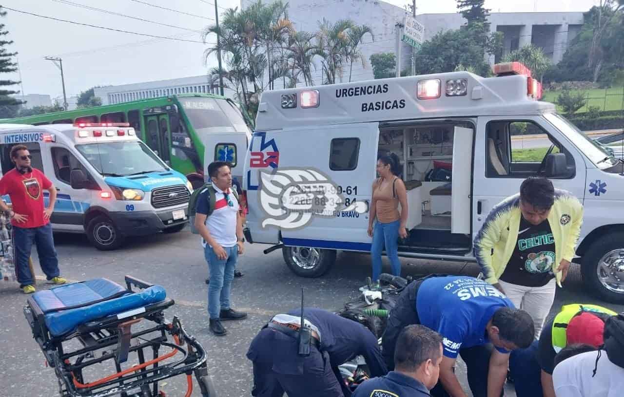 Motociclista se estrella contra taxi en avenida de Xalapa