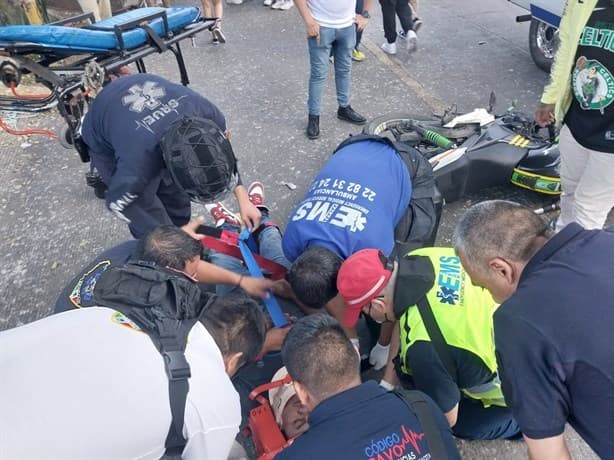 Motociclista se estrella contra taxi en avenida de Xalapa