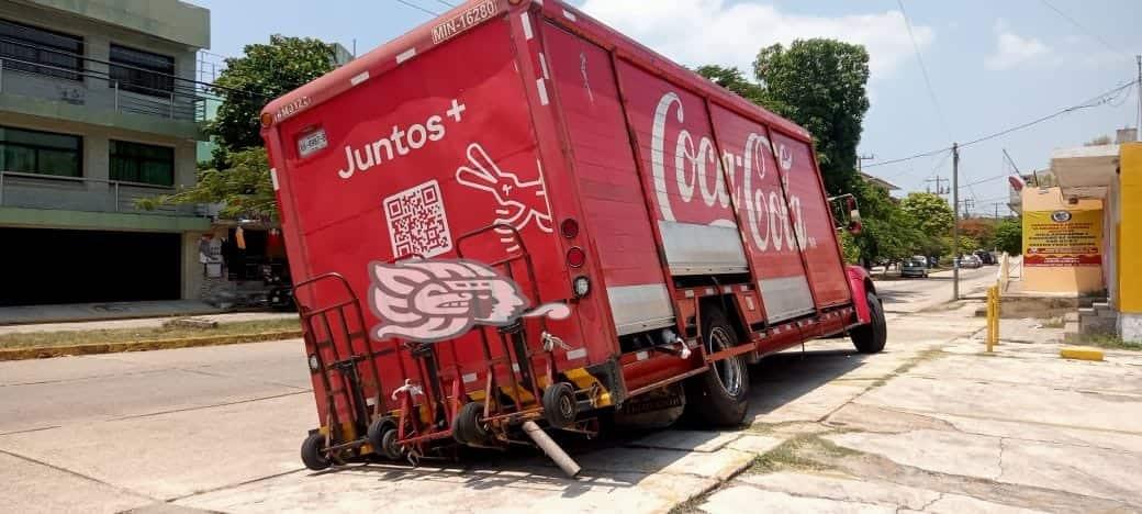 Camión de refresco cae a hoyanco en Coatzacoalcos 