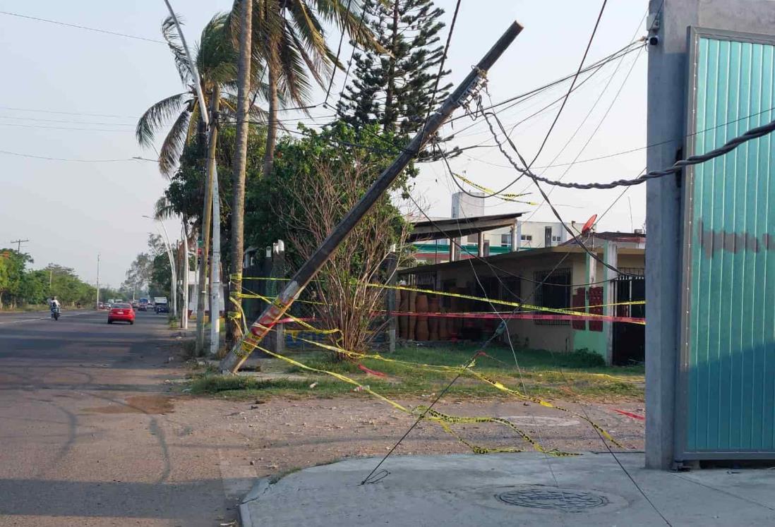 Poste de luz a punto de caer pone en peligro a vecinos de Medellín