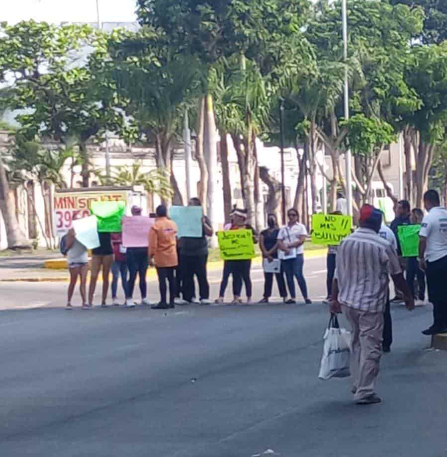 Se manifiestan en Díaz Mirón por presunto caso de maltrato escolar en Veracruz