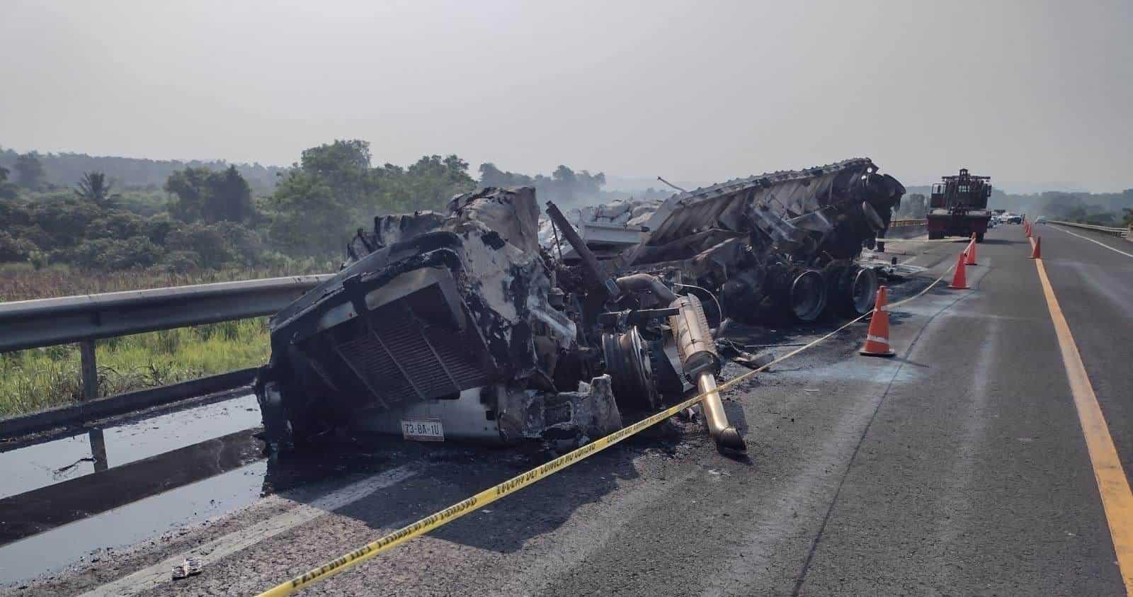 Trailero muere calcinado en carretera Cardel-Poza Rica