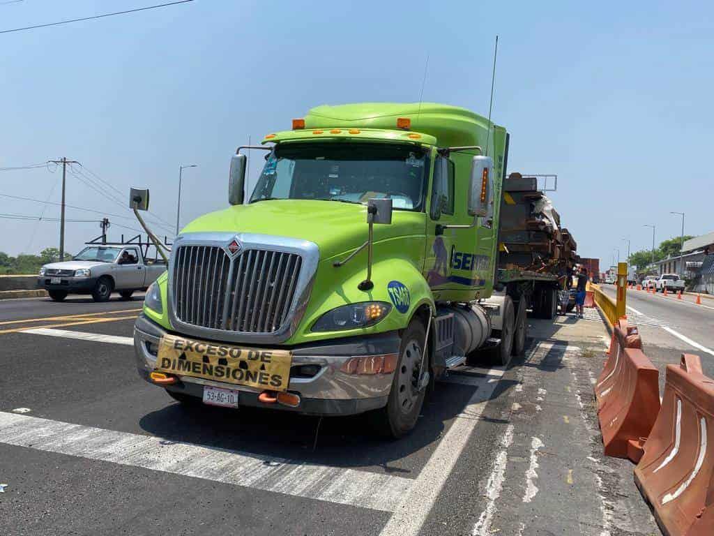 Tráiler choca con caseta en carretera al norte de Veracruz