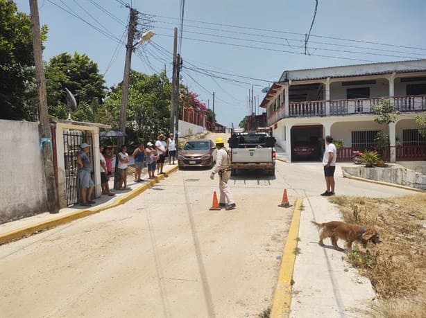 Retienen unidad de CFE en Villa Cuichapa; ante intenso calor exigen soluciones (+Video)