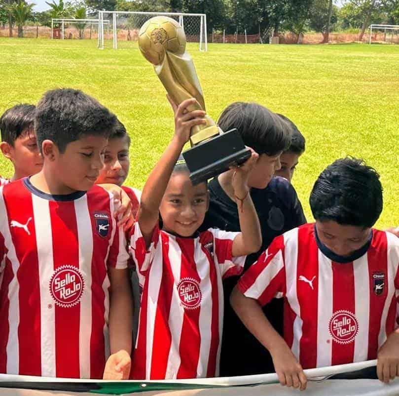 Brilla la Bicha en Liga de Futbol de la Finca Jr