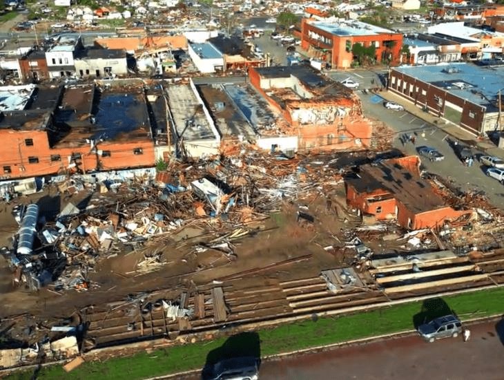 Tornado arrasa con localidad de Texas; hay 3 muertos (+video)