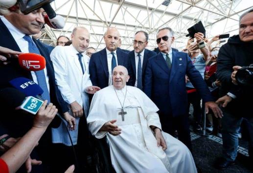 Sigo vivo; tras cirugía, Papa Francisco sale del hospital